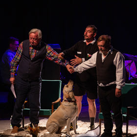 Petra Čtvrtníčka na pódiu doprovázela psí kamarádka Berta.