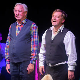 Jiří Lábus a Petr Čtvrtníček hrají své slavné představení Ivánku, kamaráde, můžeš mluvit...? na letní scéně Divadla Kalich.