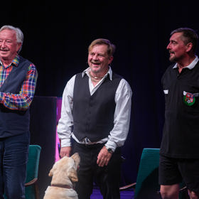 Diváci se zde mimo jiné dozvědí, komu volal Pelta a co chtěl, proč si hráči dělají na hlavách komedie, co jsou “takový ty notičky” a komu je potřeba šáhnout na švába.