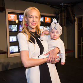 Kateřina Mátlová se svou dcerkou Karolínkou ráda navštěvuje společenské akce.