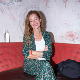 Hvězda seriálu Ulice Hana Holišová oblékla na tiskovou konferenci komplet zelených kalhot a košile, pod kterou se skvěle hodí jednoduché bílé tričko. Hanka také překvapila dlouhými vlasy, na které u ní nejsme zvyklí.