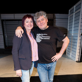 Profesně se manželé nedávno setkali díky nové hře Divadla Na Fidlovačce, Proč muži neposlouchají a ženy neumí číst v mapách. Jana Hanušová zde dělala choreografii.