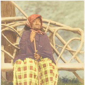 Její červený šátek se stal jakýmsi poznávacím znamením. 