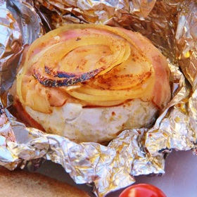 A takto vypadá labužnický grilovaný hermelín po vyjmutí z grilu. Cibulka začala hezky karamelizovat.