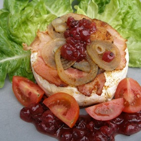 Labužnický grilovaný hermelín lze jíst jen s tím, co jsme k němu dali do alobalu, ale také se salátem a rajčaty. U příloh se fantazii meze nekladou.