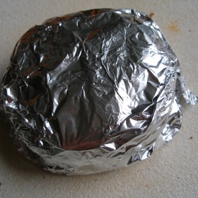 Pak hermelín pevně zamotáme do alobalu, aby nevytekl. A grilujeme 5-10 minut, čím déle, tím je sýr vláčnější.