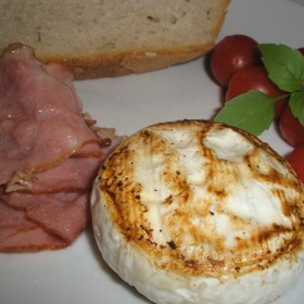 Na tomto receptu je báječné smíchání chutí hermelínu, slaniny, cibule a koření.