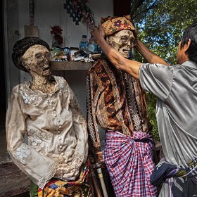 ...až na rituál s mrtvými. Exhumují je, obléknou do speciálních šatů a pochodují s nimi přes celou vesnici.