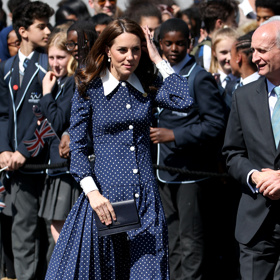 I Kate ráda vyrazí na oficiální přiležitosti v puntíkatých šatech. 