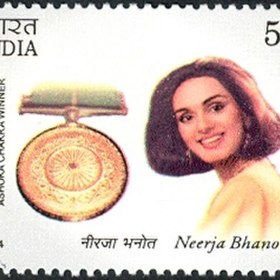 Neerja Bhanot byla hlavní stevardkou společnosti Pan Am. Byla zastřelena 5. září 1986 v průběhu teroristického útoku. Nejdříve ale otevřením nouzového východu zabránila startu letadla. Zachránila tím přes 300 pasažérů.