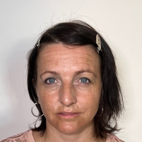 Paní Eva je nádherná žena tělem i duší, kterou make-up příjemně rozzářil. 