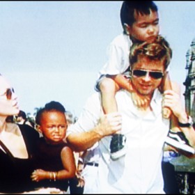 Angelina Jolie adoptovala Maddoxe (na snímku nahoře) sama, tři měsíce po nabytí právní moci procesu totiž oznámila rozchod s manželem Billym Bobem Thorntonem. V roce 2006, rok po seznámení s Angelinou, pak Maddoxe spolu s hereččinou adoptivní dcerou Zaharou (druhá zleva) přijal za své nový partner Brad Pitt. 