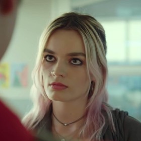 V seriálu Sexuální výchova se zase objevila Emma Mackey, která měla v mnoha záběrech výraz totožný s Margot.