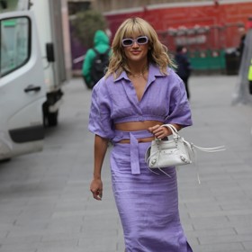 Moderátorka Ashley Roberts ve fialovém kompletu