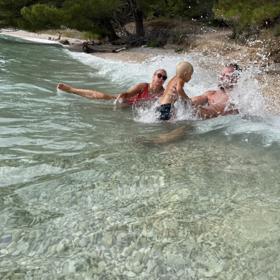 Dovádění s rodičema ve vlnách je ta nejlepší zábava na léto. 