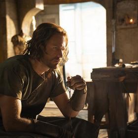 Na natáčení dohlížel odborný konzultant Tom Shippey, který měl za úkol hlídat, aby nebylo rozporováno Tolkienovo dílo. 