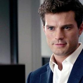 Padesát odstínů šedi: Nezajímavá studentka literatury Anastasia se seznámí s tajemným podnikatelem Christianem Greyem, kterého má vyzpovídat pro článek do studentského časopisu. Ač jí Grey varuje, že má neobvyklé fantazie a choutky, Anastasiu to neodradí od toho, aby jej chtěla poznat blíže.