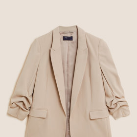 Volný blejzr s řasenými rukávy. Marks&Spencer, 2299 Kč