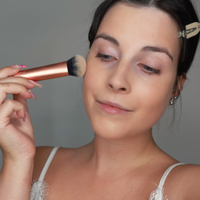 Make-up lze nanášet štětcem, houbičkou nebo prsty. Štětcem docílíte středně velkého krytí. Je však třeba pomocí něho zapracovat make-up do pleti takzvaným vtlačováním, aby na pokožce nezůstaly tahy od štětce. Nezapomeňte vždycky make-up rozetřít lehce pod čelist na krk, aby zespodu obličeje nezůstala nerozpracované hrana. Houbičkou docílíme vyššího krytí a můžeme make-up následně i vrstvit. Houbičku si před použitím nezapomeňte vždycky pořádně namočit. Aplikací pomocí prstů dosáhnete nejpřirozenějšího výsledku.