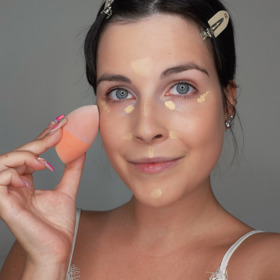 Korektorem Facefinity od Max Factor jsem projasnila vybrané části obličeje a můžeme jím případně také zakrýt drobné nedokonalosti. Nedoporučuji nanášet korektor pouze přímo pod oko, protože tím se nedokonalosti spíše zvýrazní. Projasňuji s ním i nosoretní rýhy, bradu, kořen nosu a lehce i střed čela. Zkrátka vše, co chceme, aby nám hezky vystoupilo do popředí. 