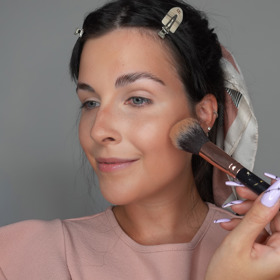Jelikož make-up zakryje přirozené stíny v obličeji, je potřeba je tam pomocí konturingu opět vrátit a obličej vytvarovat. K tomu jsem použila matný bronzer od Max Factor. Kontura patří do oblasti pomyslného spojení ucha a koutku úst. Nejlepší je nanést ji lehkými krouživými pohyby štětce. Kontura by neměla být vedena směrem dolů, ale vždy nahoru, aby naše rysy pozvedala. Dále můžeme konturu aplikovat na čelo a opět tak opticky upravit jeho tvar, například zmenšit nebo zůžit.