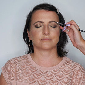 K takto výraznému líčení očí bylo samozřejmě potřeba ještě dotvarovat a zvýraznit obočí pomocí gelu.