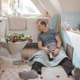 Martin Hofmann si ve Střídavce zahrál trenéra ragby, který tento sport miluje nadevše. Jen mu do toho někdy zasahuje taková drobnost, jakou je rodina...