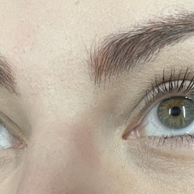 Vpravo vidíte délku řas po pročesání vyschlou řasenkou.