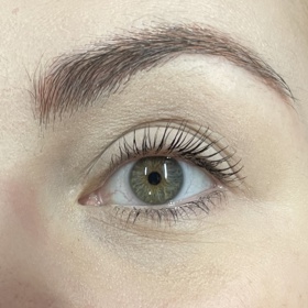Řasy nalíčené vyschlou řasenkou působí velmi jemně a nevýrazně, přičemž obě naše řasenky mají velmi nápadný efekt, pokud jsou ještě v kondici. 