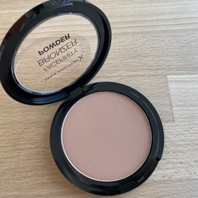 Facefinity bronzer s hedvábně jemným a lehkým složením se velice snadno nanáší a netvoří na pleti nechtěné mapy. Max Factor, 369 Kč. 