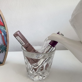 Řasenky jsme proto vložily do sklenice a zalily horkou vodou. 