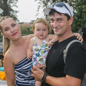 Herec Saša Rašilov, otec čtyř dcer, říká, že mu kojení na veřejnosti nevadí. Zato ho dokážou rozčílit muži, kteří v ulicích močí.