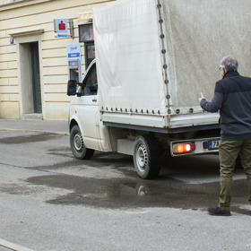 Petr Kaštan chtěl Ivě pomoci s parkováním.