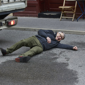 Místo toho skončil pod koly dodávky, kterou řídila.