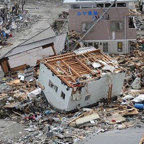 Když severovýchod Japonska zasáhlo tsunami, vylezl sedmapadesátiletý hasič Fujio Koshita na střechu požární stanice ve městě Otsuchi a zazvonil na poplach. Tím upozornil obyvatele na evakuaci. Sám pak při záchraně mnoha životů zemřel.