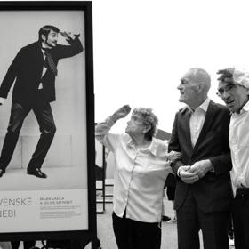 Zuzana Mináčová pózuje se svými slavnými fotografiemi. Zde například s Milanem Lasicou a Júliem Satinským.