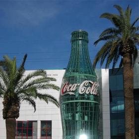 Největší láhev Coca-Coly na světě je před budovou World of Coca-Cola v Las Vegas.