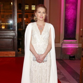 Olga Menzelová je krásná žena a své šediny umí elegantně nosit. 