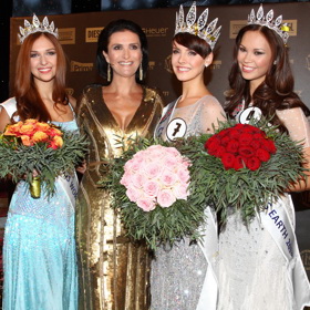 Gabriela zvítězila v České Miss v roce 2013. Titul získaly ten rok také Lucie Kovandová (vlevo) a Monika Leová (vpravo). Druhá zleva tehdejší ředitelka soutěže Michaela Maláčová.