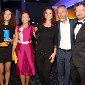 S Jiřím Langmajerem skvěle vychází také Adélina dcera Nela Brousková (vlevo). Fotografie pochází z premiéry filmu Po čem muži touží. Vpravo režisér Rudolf Havlík.