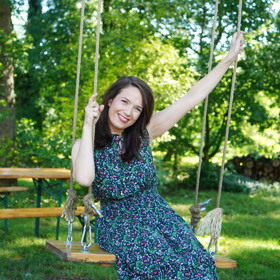 Tereza Kostková v romantických letních šatech s drobnými květy