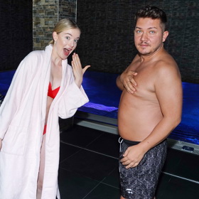 U bazénu Michaela Pecháčková natrefila na kosmetického mistra Pityho, který se rovněž přišel svlažit do vody.