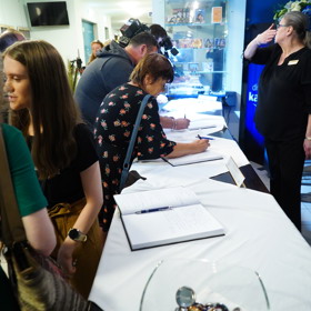 Na místě nechyběly kondolenční knihy.