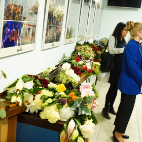 Lidé do divadla přinášeli květiny - převážně v bílé barvě, kterou měla Hana Zagorová nejraději.