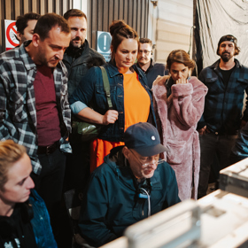 Komedii Střídavka natočil Petr Nikolaev, který má za sebou snímky Báječná léta pod psa (1997), Lidice (2011) nebo Příběh kmotra (2013).