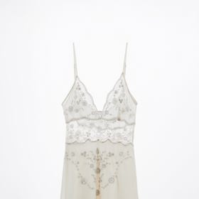 Vzrušující atmosféru vytvoří také sexy prádlo. I když půjde třeba jen o uspokojování sebe samé. Krátké šaty s výšivkami, Zara, 2299 Kč