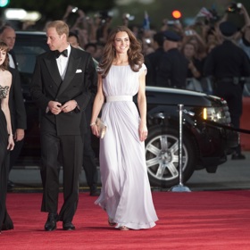 Podobně vlající šaty oblékla Kate Middleton na předávání cen BAFTA v Los Angeles v roce 2011.