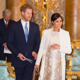 Harry dříve proslul svými skandály. Později se zklidnil. K jeho popularitě přispělo zasnoubení a následná svatba s americkou herečkou Meghan Markle.