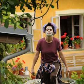 Zoufalé ženy dělají zoufalé věci: Olga (Klára Issová) má dost života v obci Pecka, a tak se po maturitě vydá do Prahy.