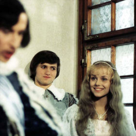 Dodnes herečku snadno prozradí velké modré oči a blonďaté vlasy.